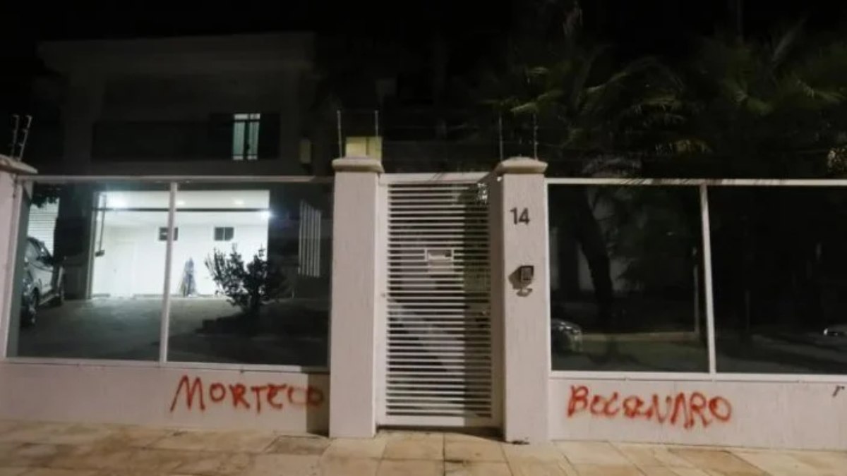 Fachada da casa da ex-mulher do presidente pichada com a inscrição 'Morte a Bolsonaro'