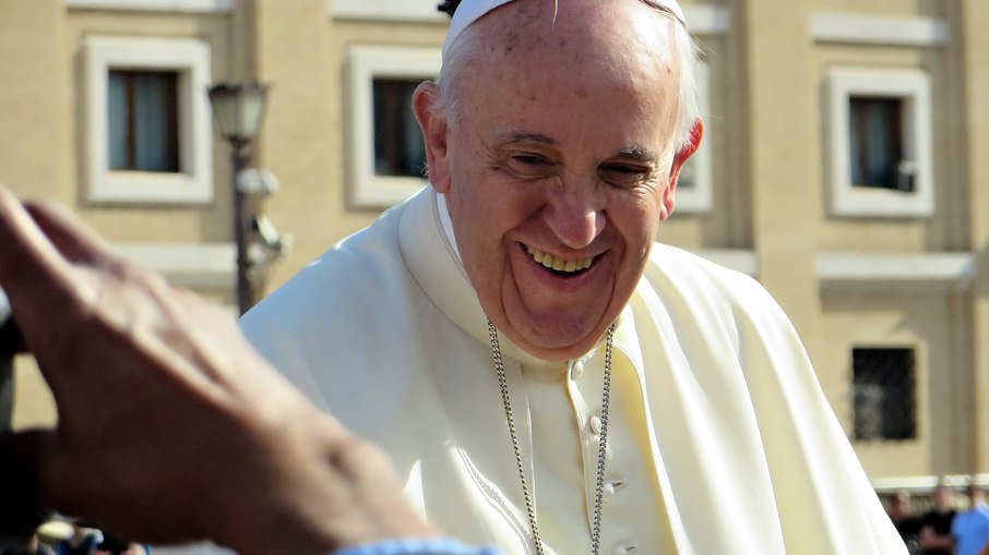 Papa Francisco terá alta hospitalar nesta sexta-feira (16), informou Vaticano