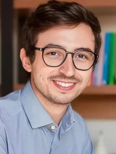 homem sorrindo para foto
