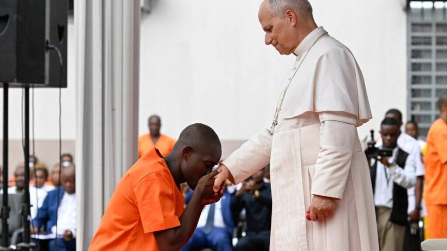 Papa Leão XIV visita prisão na África:'vocês não estão sozinhos'