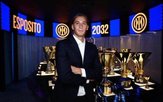 Pio Esposito ganha novo contrato e assina com a Inter de Milão até 2032