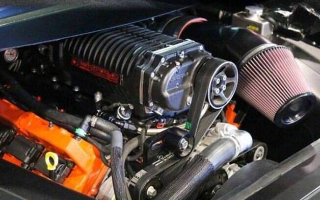 Seu motor é do Dodge Challenger SRT8 Hellcat que, com um novo compressor e mais mudanças, ganha mais de 1000 cv