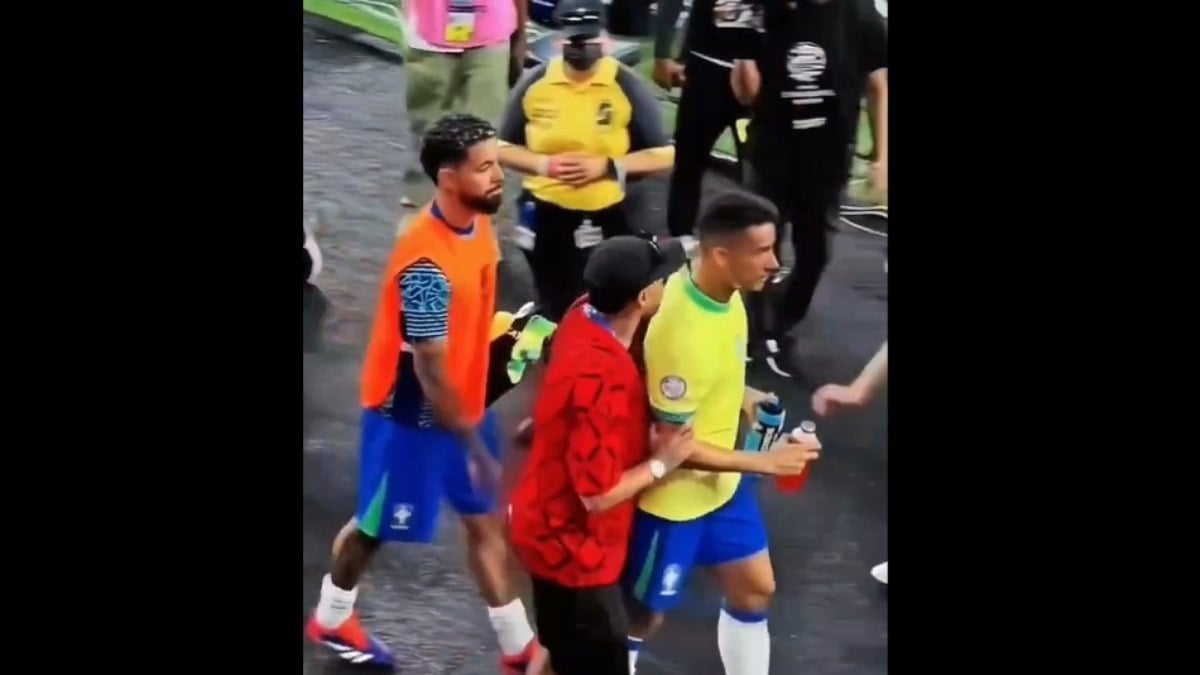 Neymar tenta separar Danilo de confusão