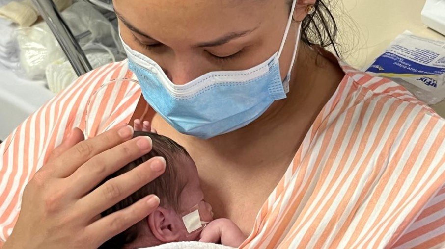 Cintia pôde fazer contato de pele com a filha após 12 dias do nascimento