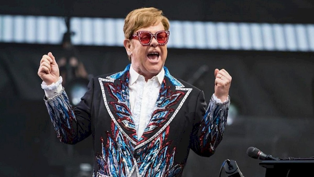 Elton John got emotional during his final show in the UK;  He watches