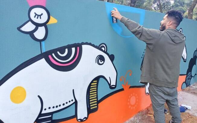 Artista internacional, Elvis Mourão dedica parte dos seus dias para grafitar desenhos temáticos nos muros dos diversos recintos do zoo