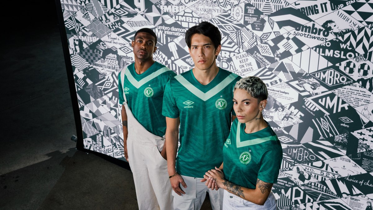 Nova camisa da Chapecoense já pode ser encontrada nas lojas oficiais do clube e no e-commerce da Umbro