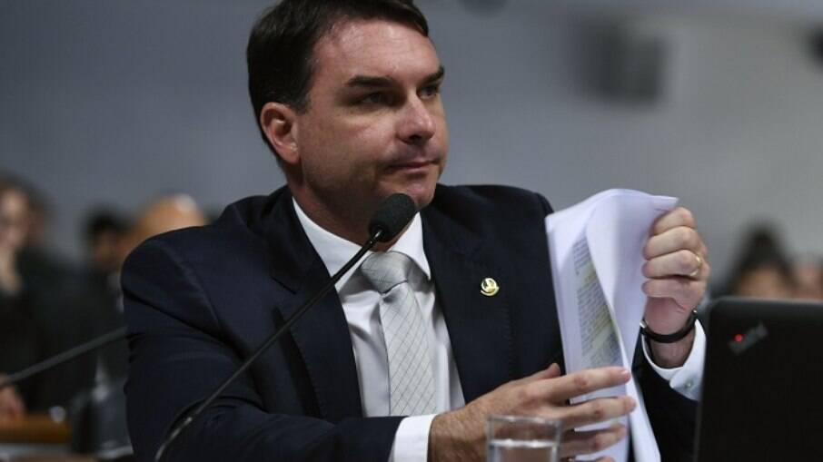 Flávio Bolsonaro e secretário da Receita se encontraram para falar sobre Queiroz