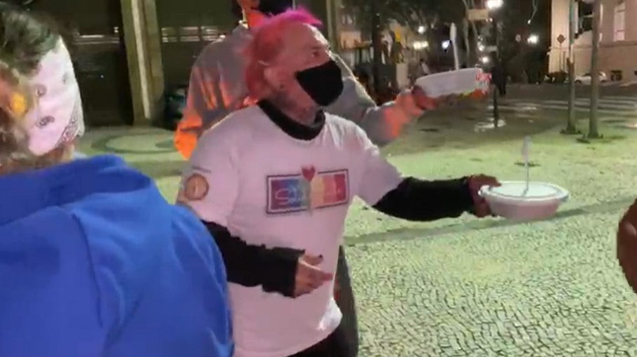 O produtor cultural e ativista LGBT+ Heitor Werneck distribuindo quentinhas para moradores de rua de São Paulo