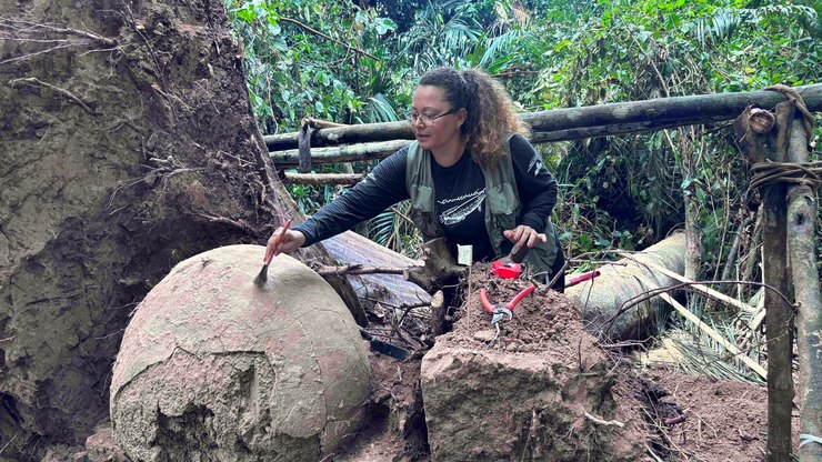 Arqueólogos acham urnas milenares indígenas no Amazonas