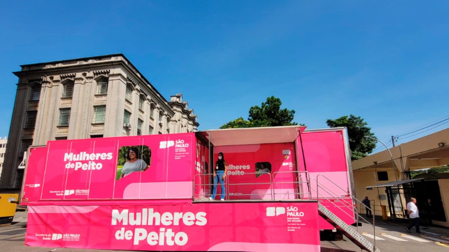 Carreta do programa Mulheres de Peito, do governo de SP