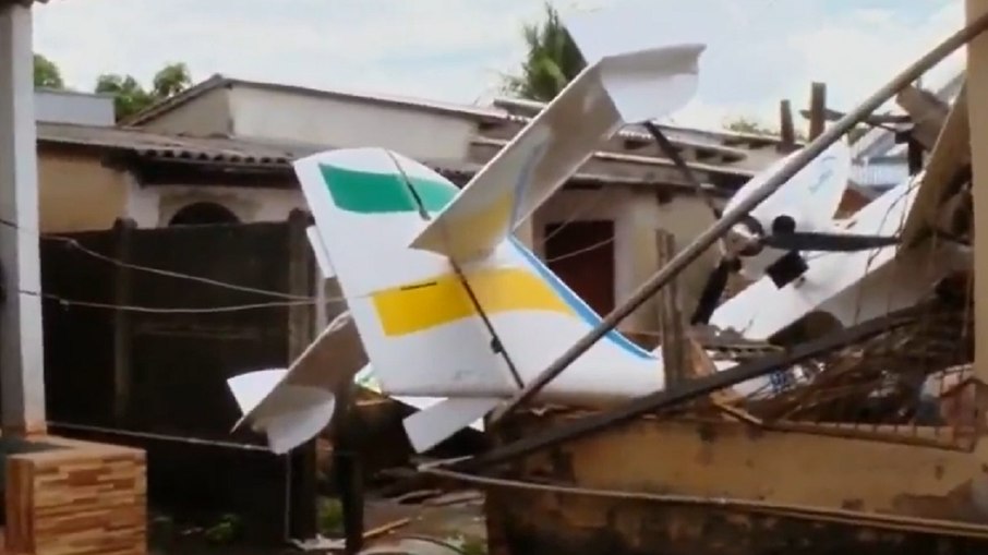 Avião caiu em cima de casa Avião caiu em cima de casa