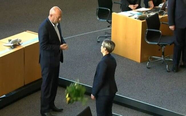 Susanne Hennig-Wellsow jogou ao chão as flores que deveria entregar a Thomas Kemmerich 