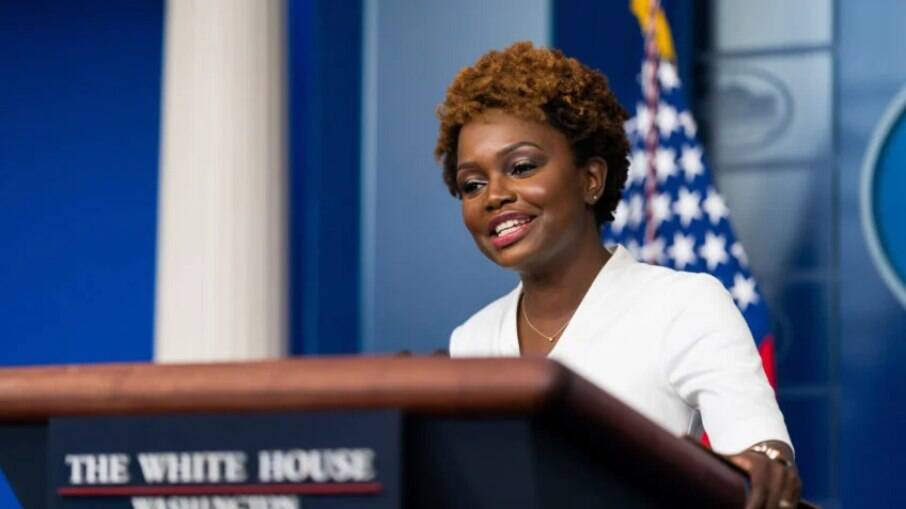 Karine Jean-Pierre é a primeira mulher negra e abertamente homossexual a ocupar o cargo de porta-voz da Casa Branca