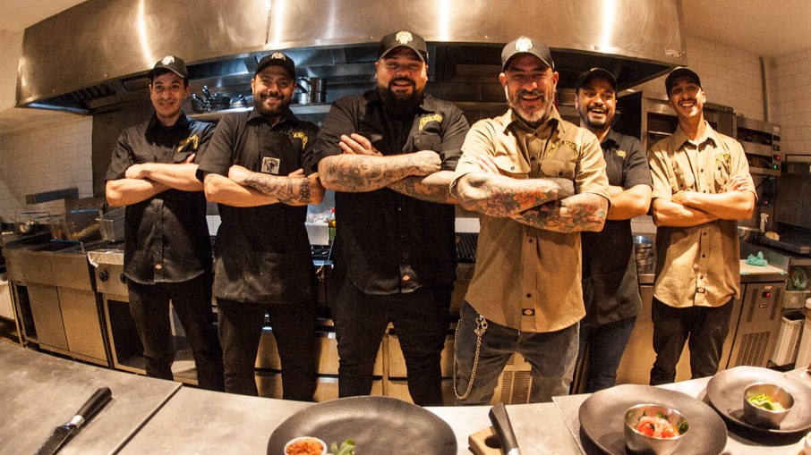 Chef Henrique Fogaça e sua equipe no restaurante Cão Véio