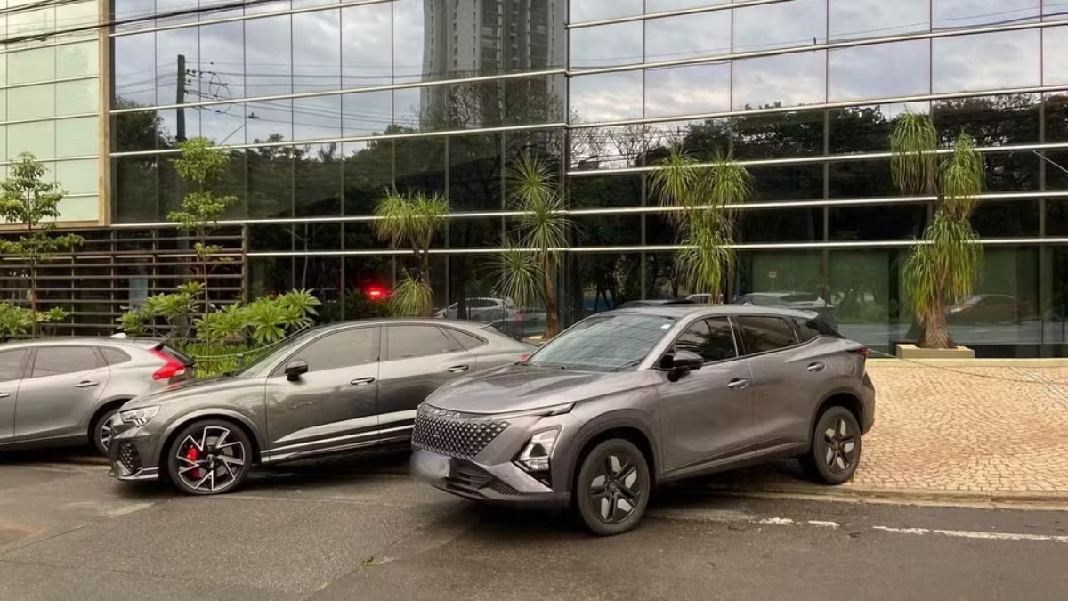 Carros foram apreendidos durante a operação Carros foram apreendidos durante a operação