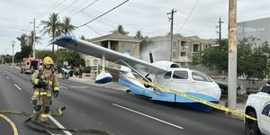 Avião faz pouso forçado em rua e três têm ferimentos leves