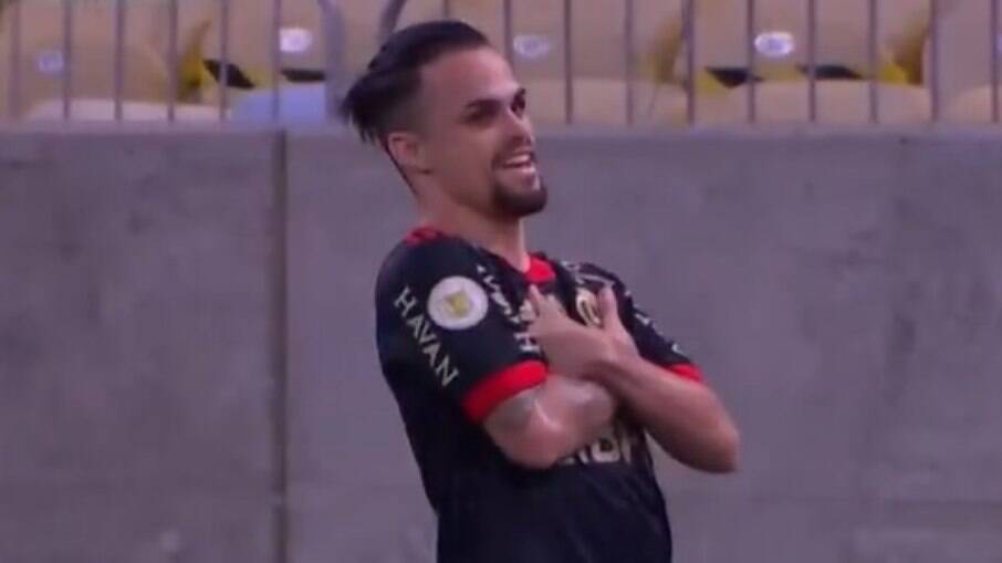 Michael marcou os dois gols da vitória do Flamengo sobre o Atlético-GO