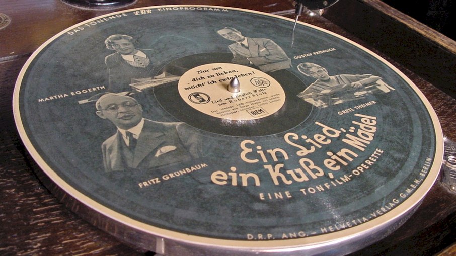 Saiba a história do disco de goma laca, precursor do disco de vinil  