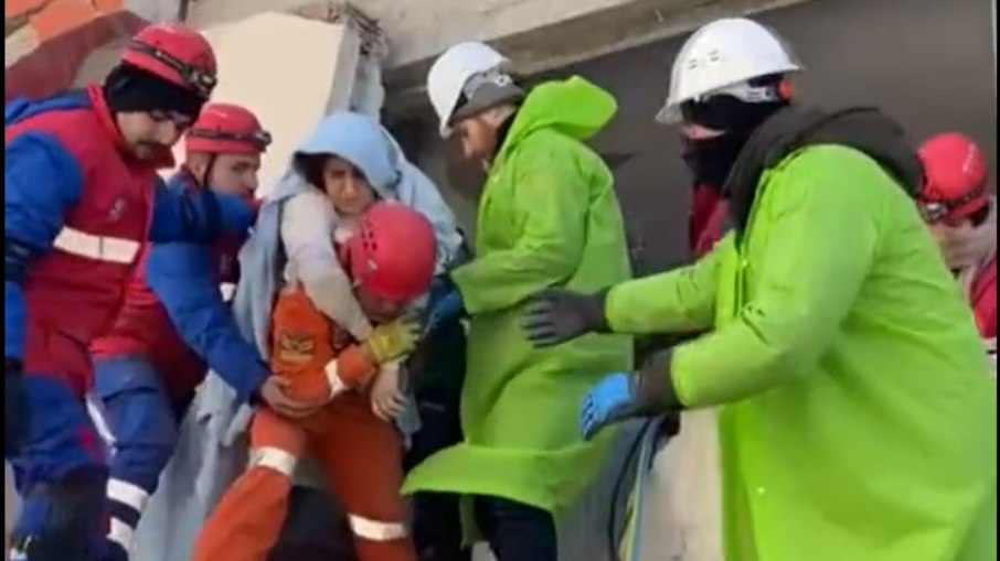 Vídeo registra momento em que mulher é resgatada de escombros na Turquia após terremoto