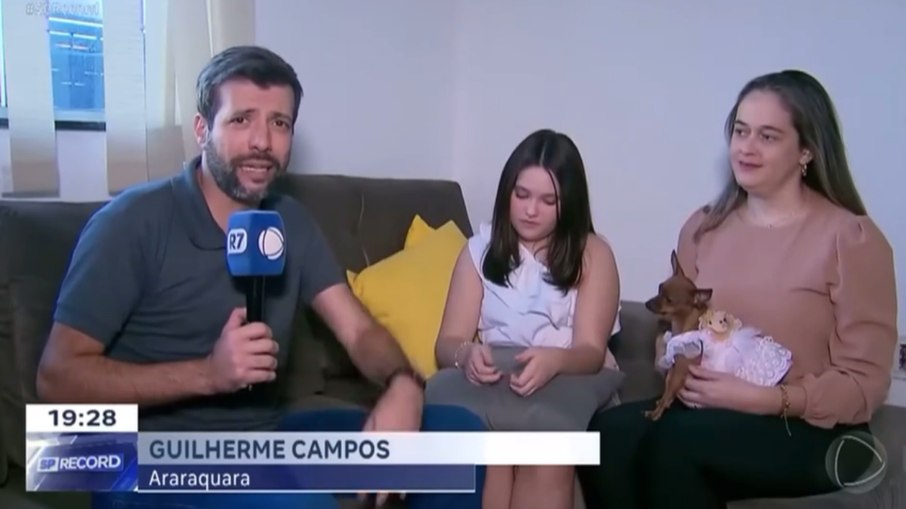 Pinscher persegue repórter ao vivo - Foto: Reprodução