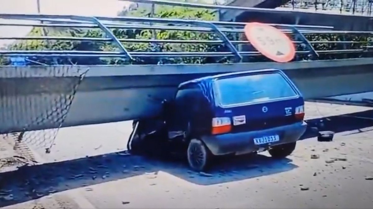 Passarela cai em carro na BR-116 e deixa um morto em Magé Passarela cai em carro na BR-116 e deixa um morto em Magé