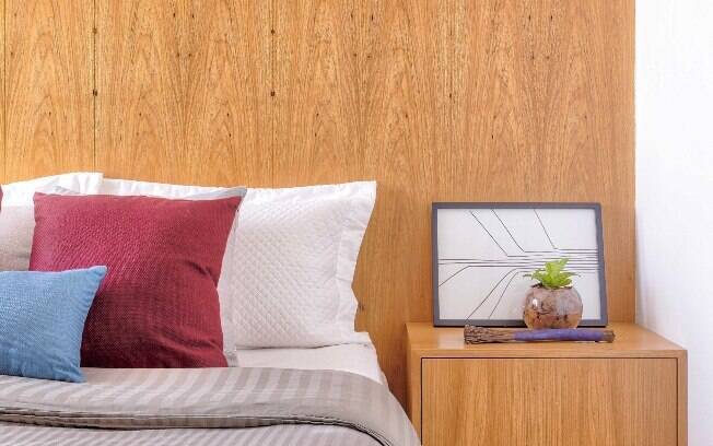 O painel de madeira na decoração pode deixar o quarto um local bem mais aconchegante