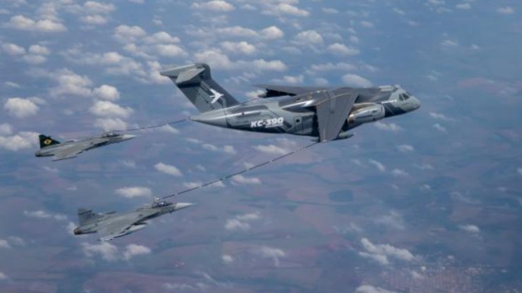 FAB%20amplia%20capacidade%20de%20reabastecimento%20de%20jato%20em%20pleno%20voo