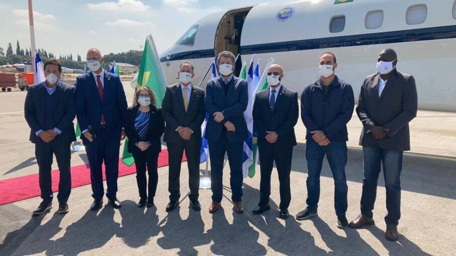 Comitiva desembarcou em Israel neste sábado (06) para tentar negociar testes de spray no Brasil