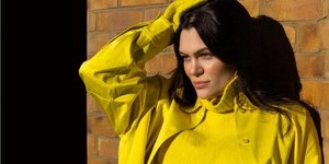 Jessie J rebate comentários maldosos em fotos mostrando a gravidez