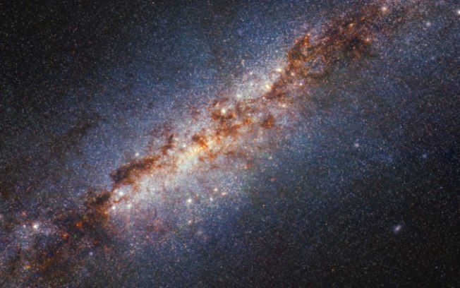 Telescópio James Webb flagra galáxia Messier 82 criando estrelas