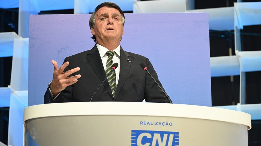 Bolsonaro minimiza motivação política em morte de petista no PR