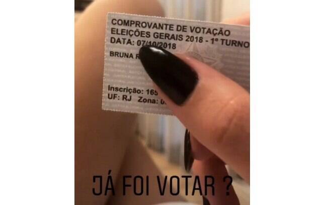Bruna Marquezine e mais famosos votam no 1º turno das eleições