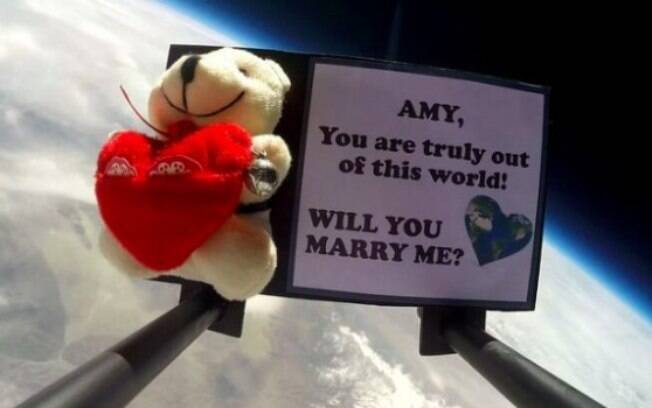Idealizador do pedido de casamento foi Erik Rasmussen, que é apaixonado pelo espaço e pela namorada, agora noiva, Amy