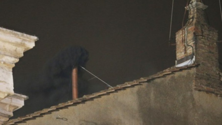 Fumaça preta na chaminé do conclave Fumaça preta na chaminé do conclave