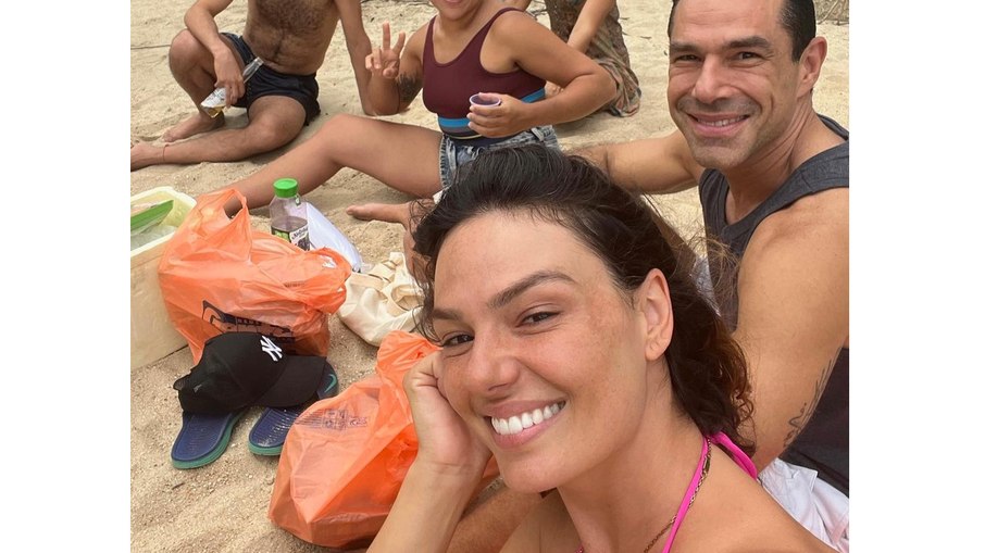 Isis Valverde em foto com amigos