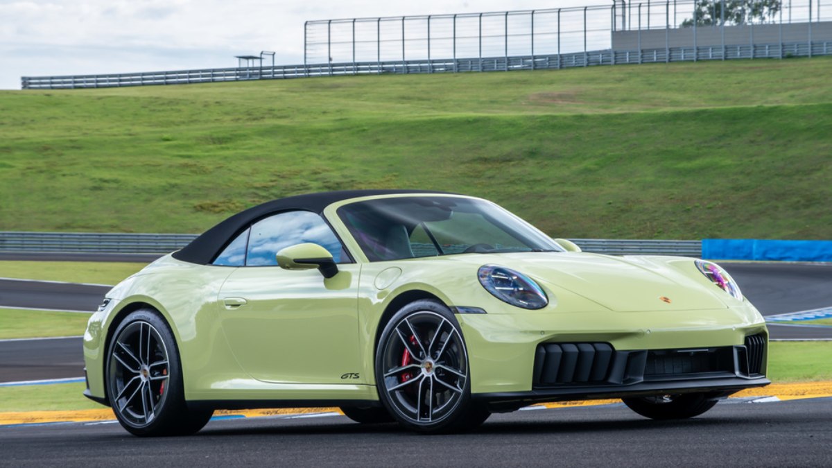 Porsche 911 Carrera GTS Cabriolet é o primeiro da linha destinado às ruas equipado com um sistema híbrido Porsche 911 Carrera GTS Cabriolet é o primeiro da linha destinado às ruas equipado com um sistema híbrido