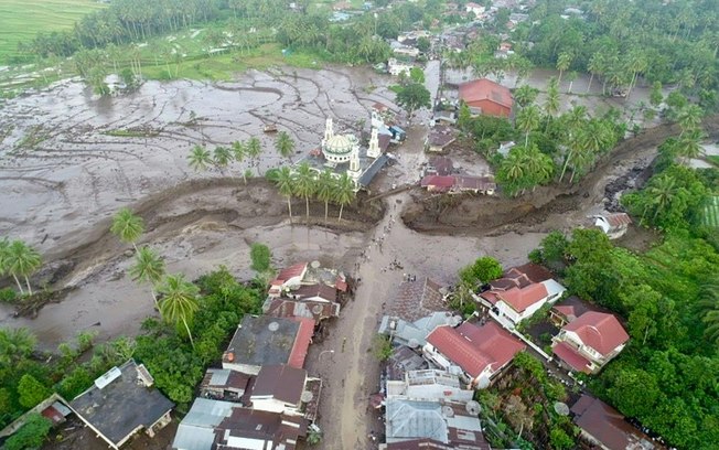 Imagem aérea mostra área afetada pelas inundações em Tanah Datar, Sumatra Ocidental
