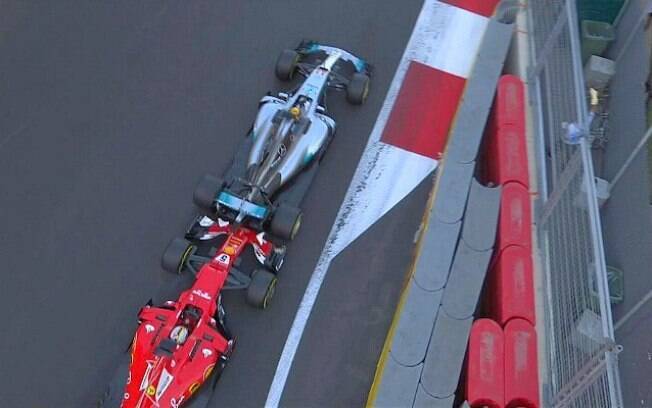 Vettel, da Ferrari, bateu em Hamilton, da Mercedes, após inglês frear bruscamente. Com raiva, o alemão ainda jogou o carro contra o adversário
