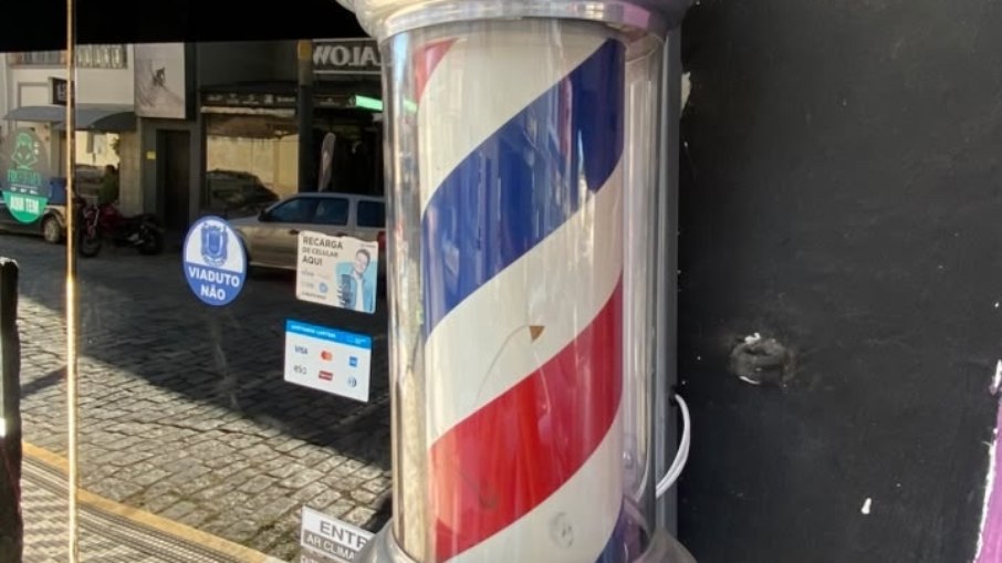 Barber Pole: a história sangrenta do poste listrado das barbearias Barber Pole: a história sangrenta do poste listrado das barbearias