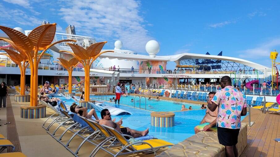 Uma das piscinas do 15º deque do Wonder of the Seas, o maior navio de cruzeiros do mundo, da Royal Caribbean