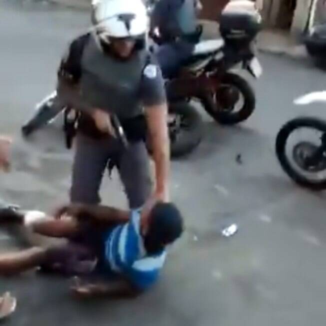 Imagens mostram o momento em que o PM aponta uma arma para a cabeça de um jovem com violência