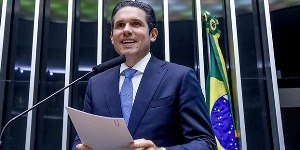 Hugo Motta admite viagem a Lisboa em jato de Vorcaro
