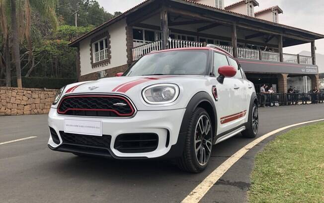 Mesmo com a suspensão elevada, o crossover Countryman JCW mais parece um hatch esportivo