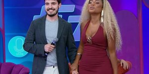 Filho de Gugu invade palco do SBT e relembra beijão com Cariúcha