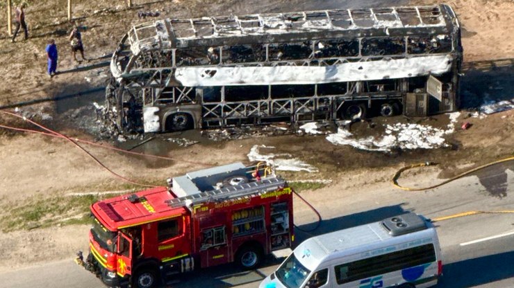 VÍDEO: ônibus pega fogo na Dutra e passageiros saem às pressas