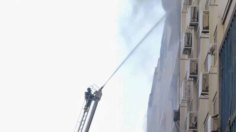 Bombeiros atuam há mais de 12 horas em incêndio no Centro de São Paulo