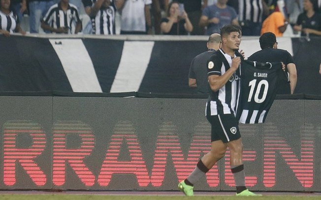 Jogadores do Botafogo dedicam vitória no Brasileirão a Gustavo Sauer