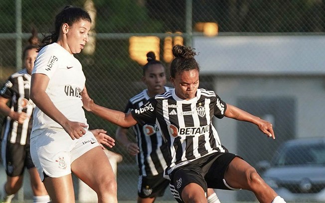 Corinthians, todo de branco, bate Atlético em duelo pelo Brasileiro feminino