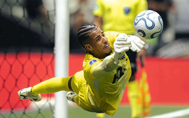 Gabriel Delfim comemora uma de suas grandes defesas na partida